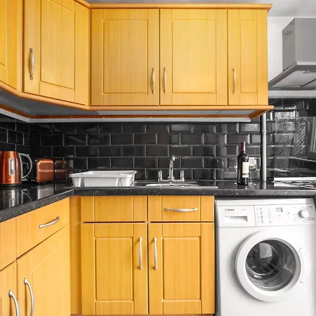 Centre - 3 Bedroom House - Parking - Netflix - Wifi - Up To 7 Guests -12w *