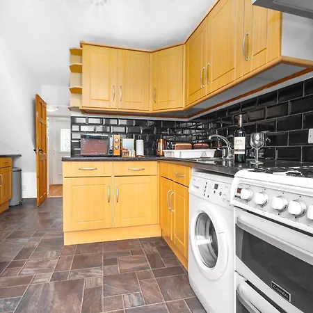 Centre - 3 Bedroom House - Parking - Netflix - Wifi - Up To 7 Guests -12w *