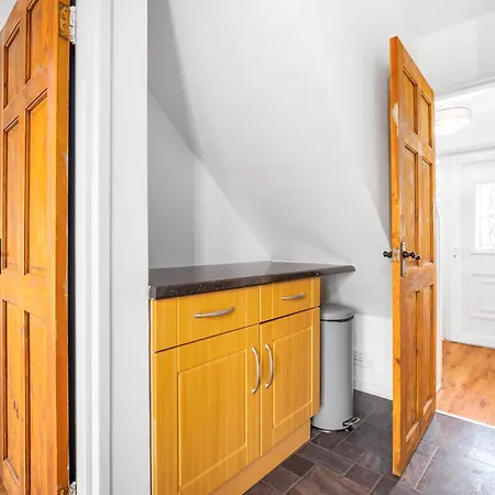 Centre - 3 Bedroom House - Parking - Netflix - Wifi - Up To 7 Guests -12w