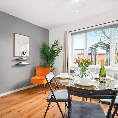 Centre - 3 Bedroom House - Parking - Netflix - Wifi - Up To 7 Guests -12w *